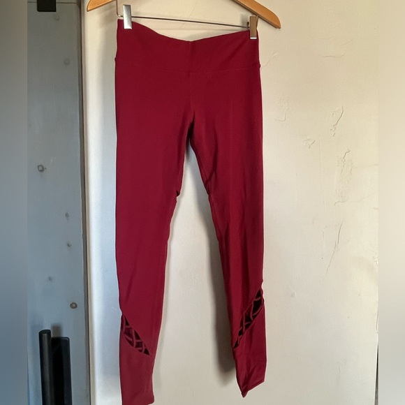Sm ALO yoga leggings.Excellent condition.Braiding wraps around lower to mid leg - Picture 4 of 5